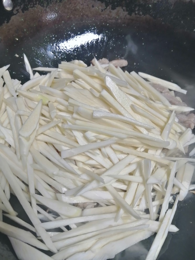 茭白炒肉丝,倒入茭白丝继续翻炒,大概2分钟。