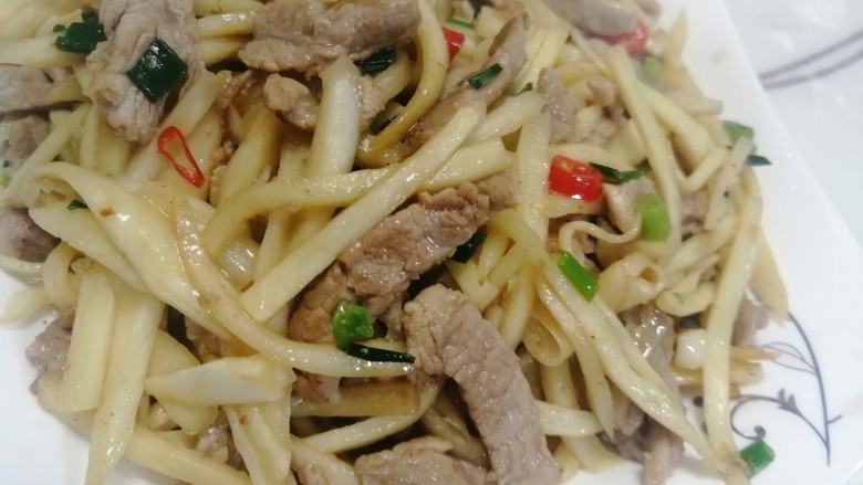 茭白炒肉丝,盛盘。你