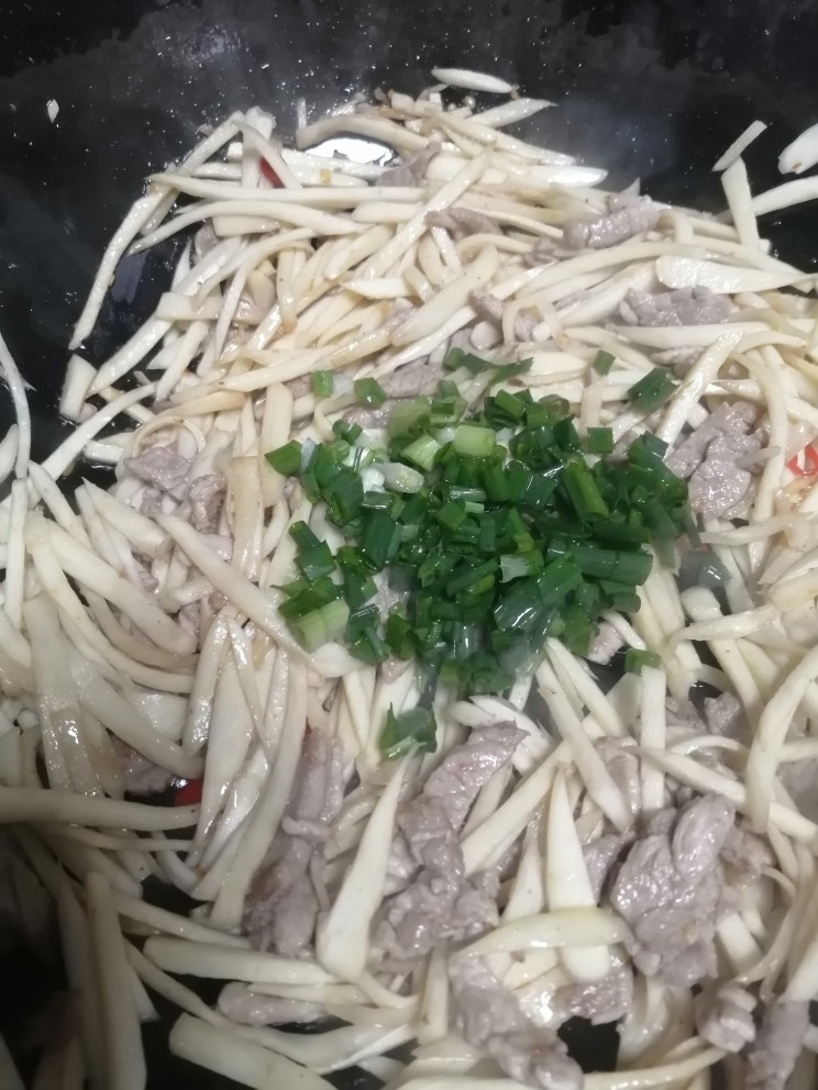 茭白炒肉丝,加葱花翻炒。
