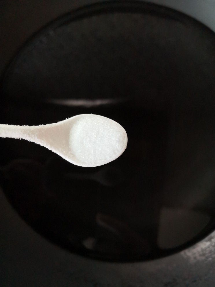 茭白炒肉丝,锅里放水,放入适量的盐
