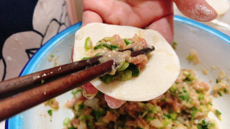 猪肉白菜水饺,取一片水饺皮，取适量肉馅放在其中。