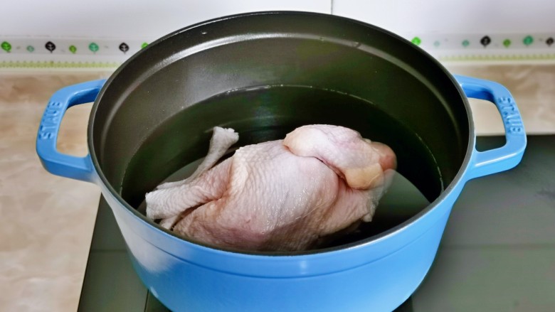 松茸鸡汤,半只鸡焯水,冷水下锅,大火烧开,捞出冷水冲洗干净。