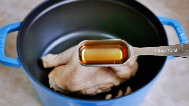 松茸鸡汤,焯水的鸡放入锅中,加入料酒。