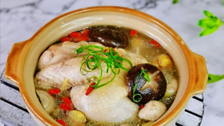 松茸鸡汤,滋补鸡汤,香而不腻,每天一碗汤,强身健体。