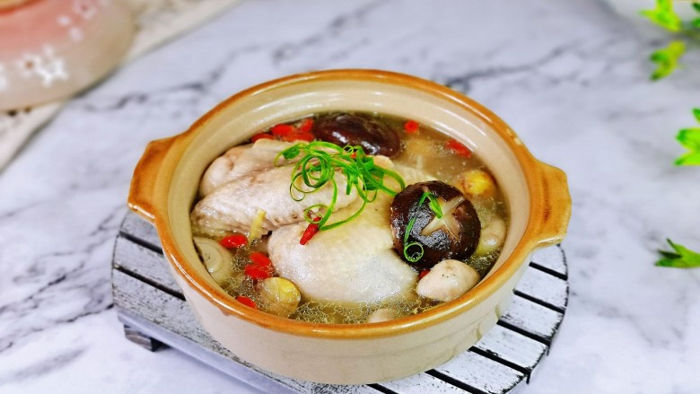 松茸鸡汤,盛出装砂锅中,撒上葱花,秋季养生最佳选择。