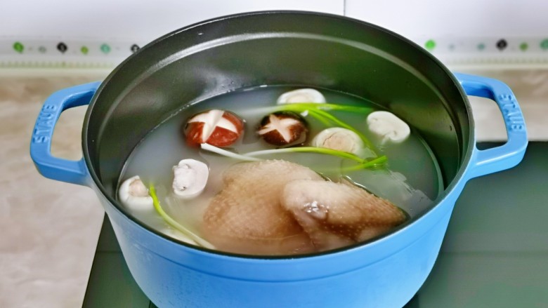 松茸鸡汤,加入纯净水,适量多一点,水量一次加足。