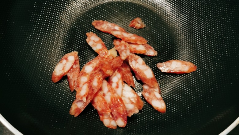 茭白炒腊肉,再起油锅,放入腊肉煸炒。