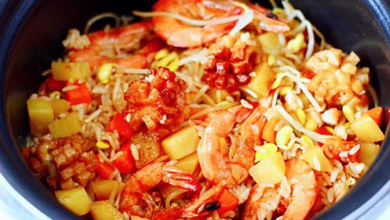 海鲜时蔬焖饭,打开锅盖香气浓郁,把所有食材翻拌均匀。