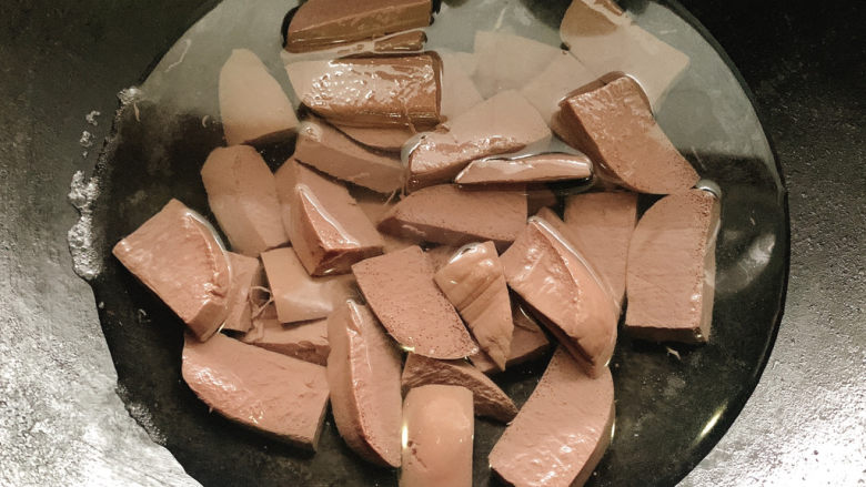 鸭血炒菠菜,热水中加入鸭血,烫熟同时去杂质