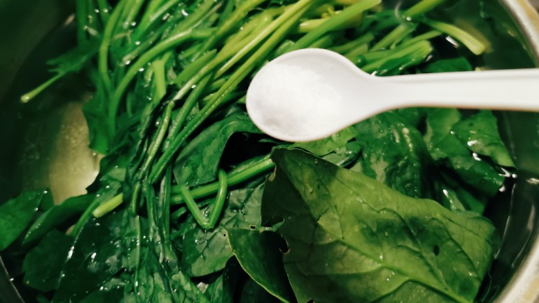 鸭血炒菠菜,放入开水中汆烫捞出,水中加入2克盐和几滴食用油。