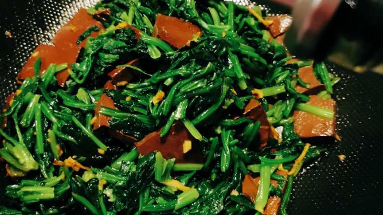 鸭血炒菠菜,翻炒入味后放入芝麻油增香,关火。