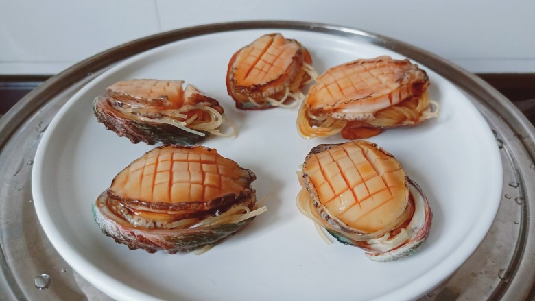 清蒸鲍鱼,鲍鱼上锅蒸,上汽后8分钟,鲍鱼不要蒸时间太长,蒸时间过长鲍鱼会老。