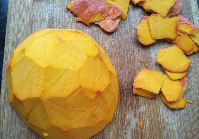 红枣南瓜粥,切一块就可以了，煮粥不用放太多，把皮削掉。