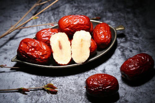 红枣南瓜粥,可以用完整的枣，也可以把大枣的核去掉。