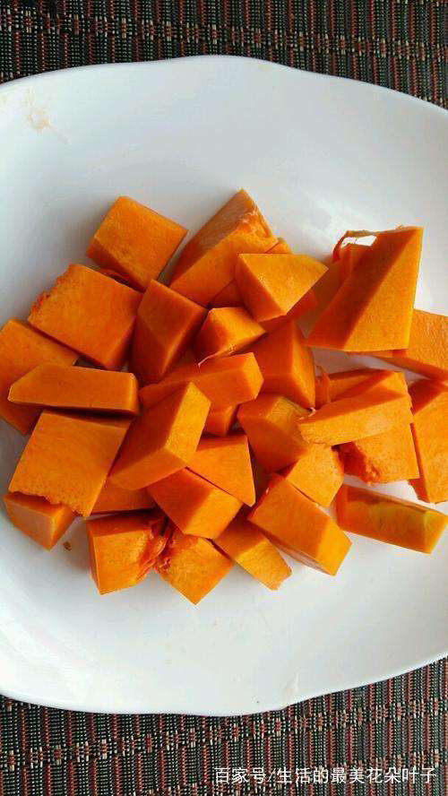 红枣南瓜粥,南瓜切成小块。