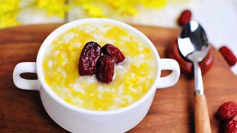 红枣南瓜粥,然后大枣南瓜都倒入米中用电饭煲煮粥的档位就可以了，开锅后，一碗糯糯的红枣南瓜粥就做好了。