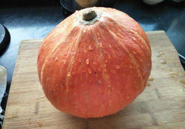 红枣南瓜粥,把大南瓜洗干净。