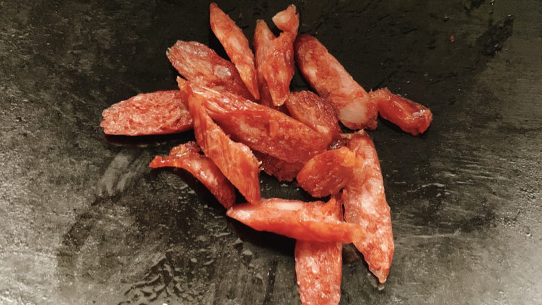 茭白炒腊肉,加入腊肠翻炒,超出肠里的肥油香。