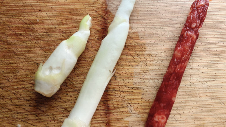 茭白炒腊肉,食材如图,所示示意。