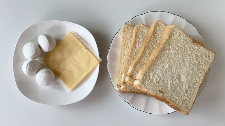 芝士汤圆三明治，外脆里糯，还可以拉丝哦,准备好食材，汤圆选择你喜欢的口味就好，我用的是最经典的<a style='color:red;display:inline-block;' href='/shicai/ 141749'>黑芝麻汤圆</a>。