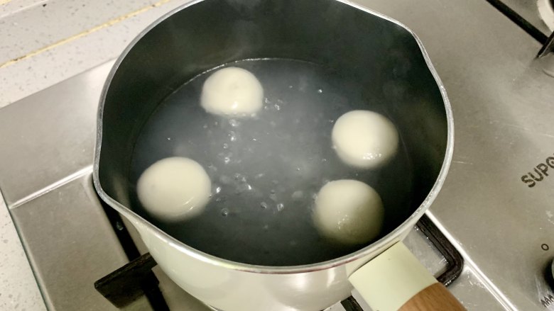 芝士汤圆三明治,外脆里糯,还可以拉丝哦,锅里大火烧开水,下入汤圆,转小火,煮至汤圆漂起,捞出沥水。