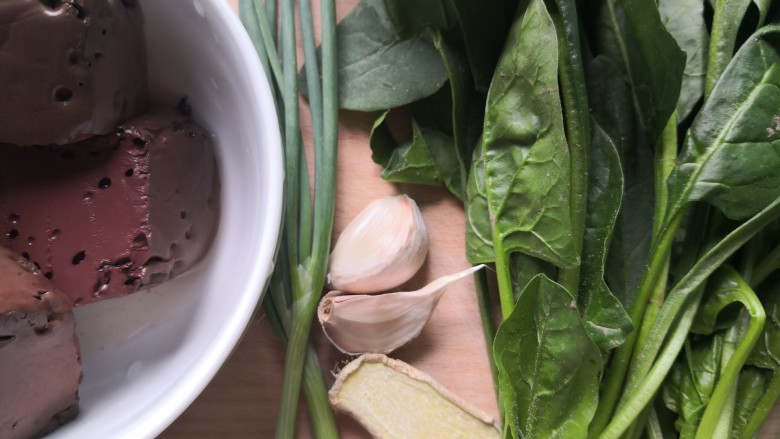 鸭血炒菠菜,准备所需食材