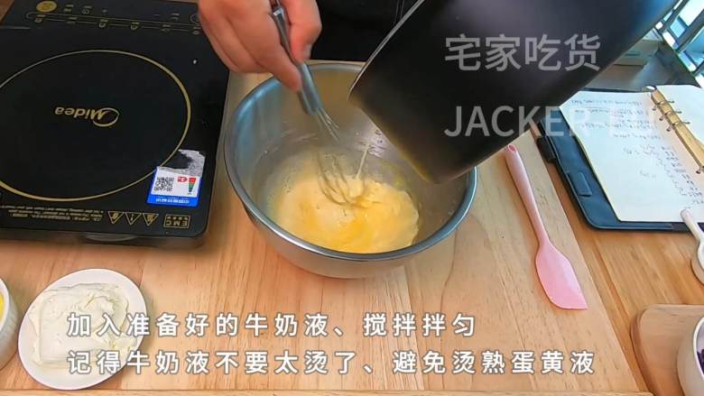 网红半熟芝士,浓郁香醇、口感细腻、入口即化,芝士味浓郁,让人无法拒绝的美味。,把混合均匀的蛋黄液中,加入刚才煮开的牛奶液里面拌匀。记得牛奶液不要太烫了,避免蛋黄液加进去的时候直接烫熟。