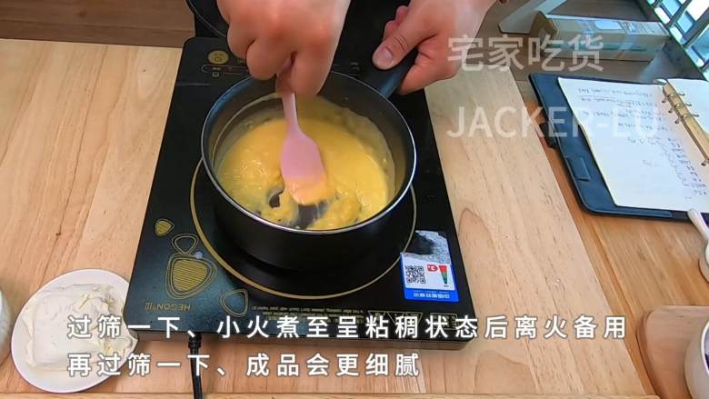 网红半熟芝士,浓郁香醇、口感细腻、入口即化,芝士味浓郁,让人无法拒绝的美味。,全部液体过筛一下,小火煮至呈粘稠状态后离火。