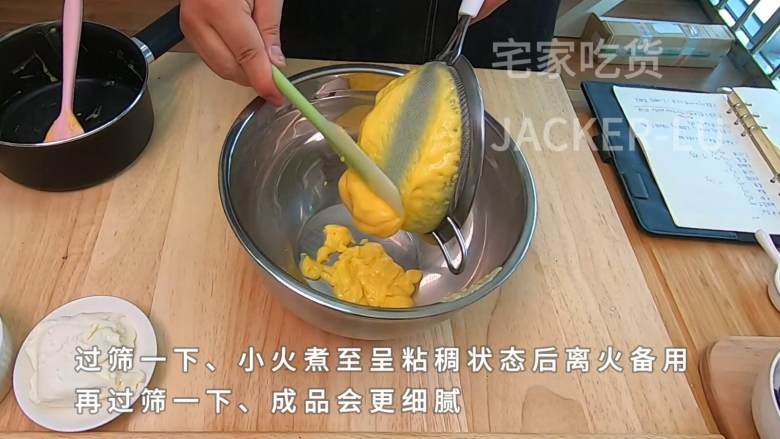 网红半熟芝士,浓郁香醇、口感细腻、入口即化,芝士味浓郁,让人无法拒绝的美味。,再过筛一下,待会成品会更细腻,卡仕达酱完成。