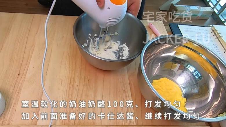 网红半熟芝士,浓郁香醇、口感细腻、入口即化,芝士味浓郁,让人无法拒绝的美味。,室温软化的<a style='color:red;display:inline-block;' href='/shicai/ 48598'>奶油奶酪</a>100克,用电动打蛋器打发均匀。