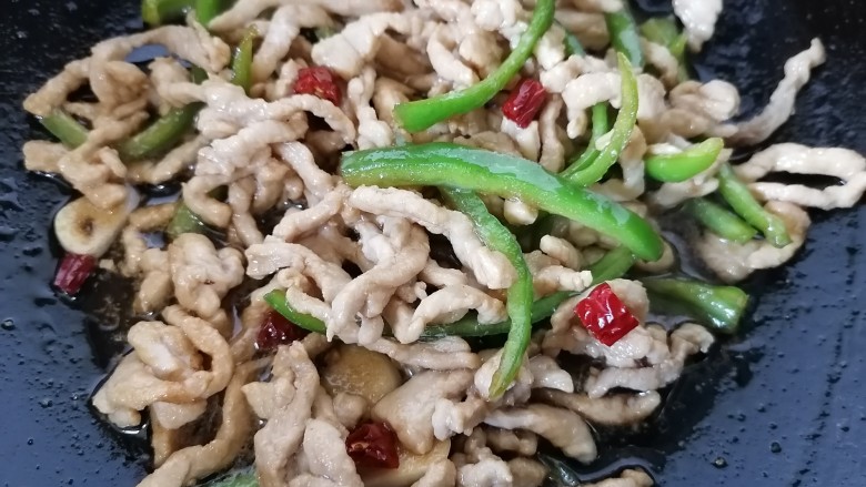 香辣肉丝,翻炒均匀即可出锅,无需另外加盐,腌制时已经加过。