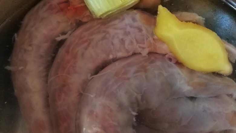 麻辣鸭脖,冷水下锅,放入姜片和葱段。