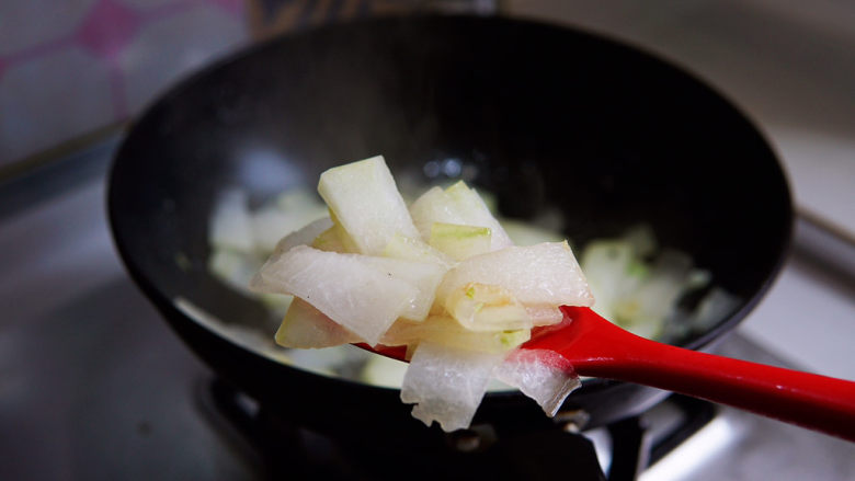 冬瓜鸡蛋汤,慢慢炒至半透明状，加入二汤碗的水