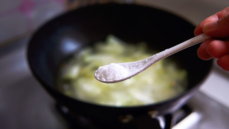 冬瓜鸡蛋汤,煮开后加盐调味