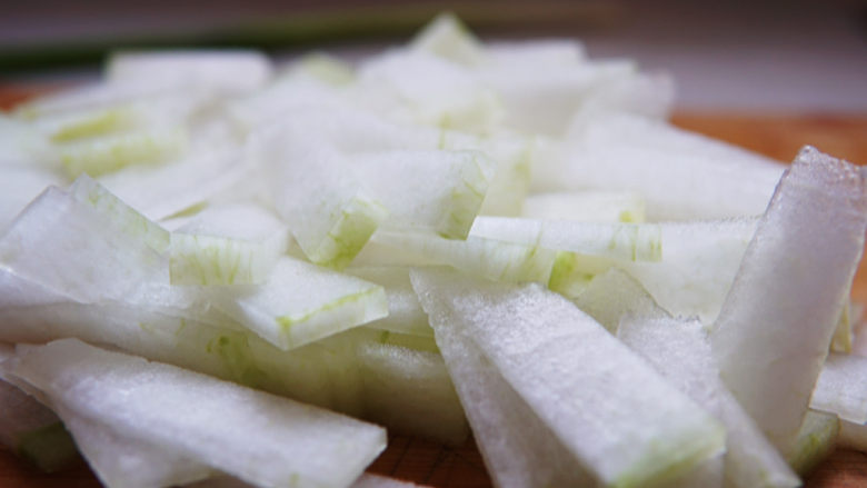 冬瓜鸡蛋汤,切成薄片