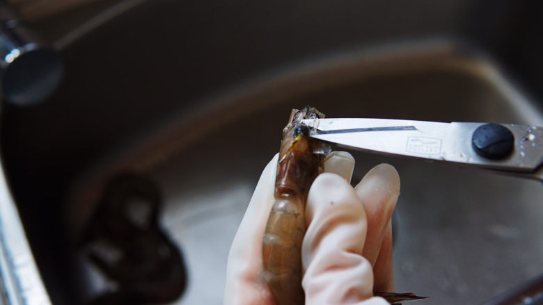 冬瓜鸡蛋汤,在虾枪的下方，是虾的胃，也一并去除