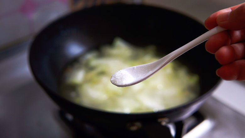 冬瓜鸡蛋汤,加一盐勺尖的<a style='color:red;display:inline-block;' href='/shicai/ 717'>味精</a>提鲜