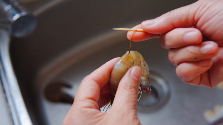 冬瓜鸡蛋汤,从虾尾往上数第三节，取虾线