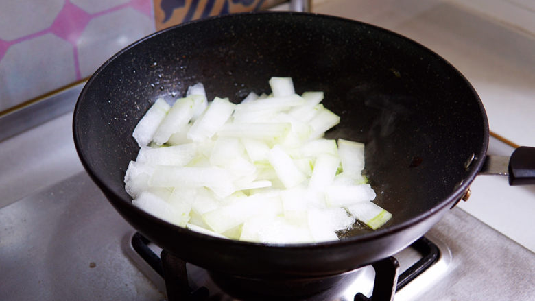 冬瓜鸡蛋汤,放入冬瓜片翻炒