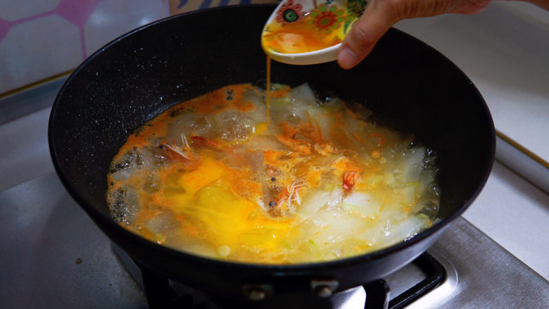 冬瓜鸡蛋汤,<a style='color:red;display:inline-block;' href='/shicai/ 9'>鸡蛋</a>打散，淋入锅中