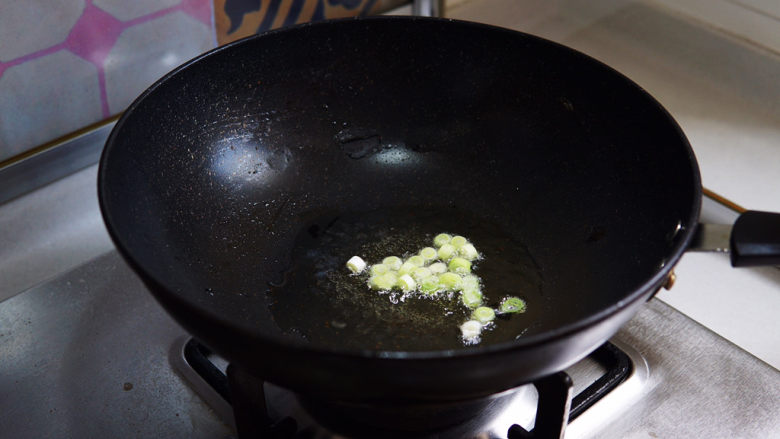 冬瓜鸡蛋汤,油热后先把小葱白炒出香味