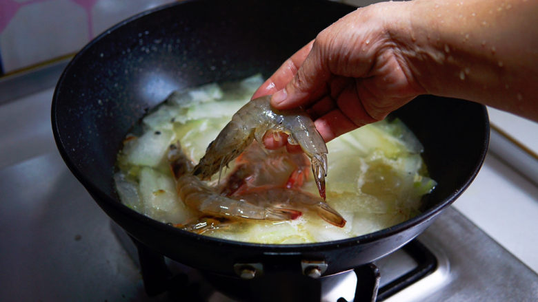 冬瓜鸡蛋汤,放入冲洗干净的大虾，煮熟