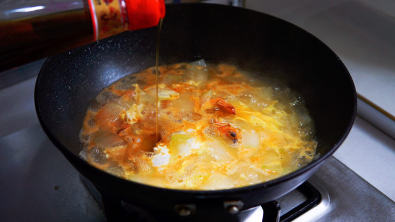 冬瓜鸡蛋汤,出锅前，淋入<a style='color:red;display:inline-block;' href='/shicai/ 3738'>芝麻油</a>，<a style='color:red;display:inline-block;' href='/shicai/ 3738'>芝麻油</a>体香去腥，这道汤即鲜美无比，又去水利尿，美味不失健康。