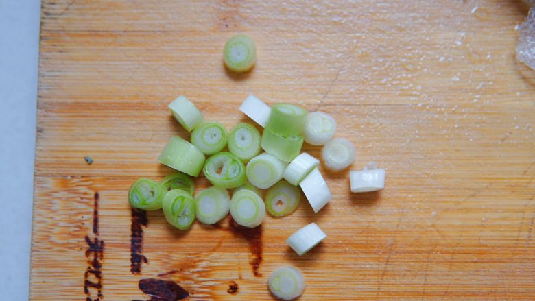 冬瓜鸡蛋汤,小葱白切圈