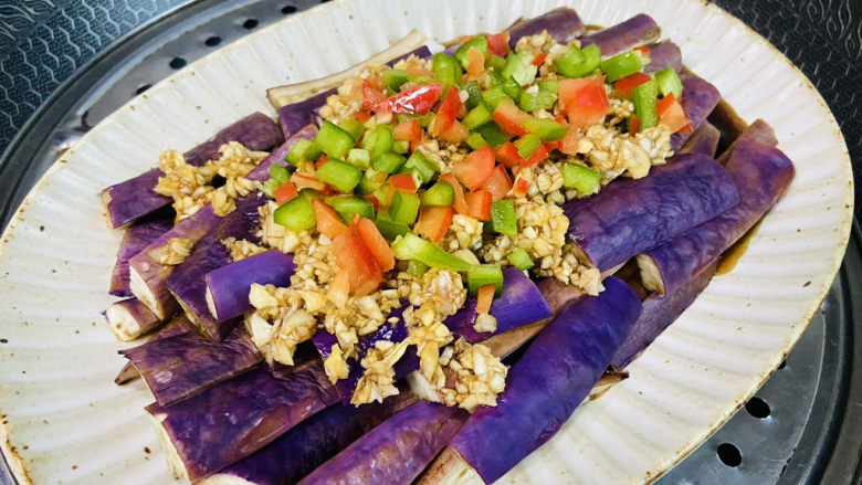 蒜蓉茄子,铺上青椒丁、红椒丁蒸两分钟