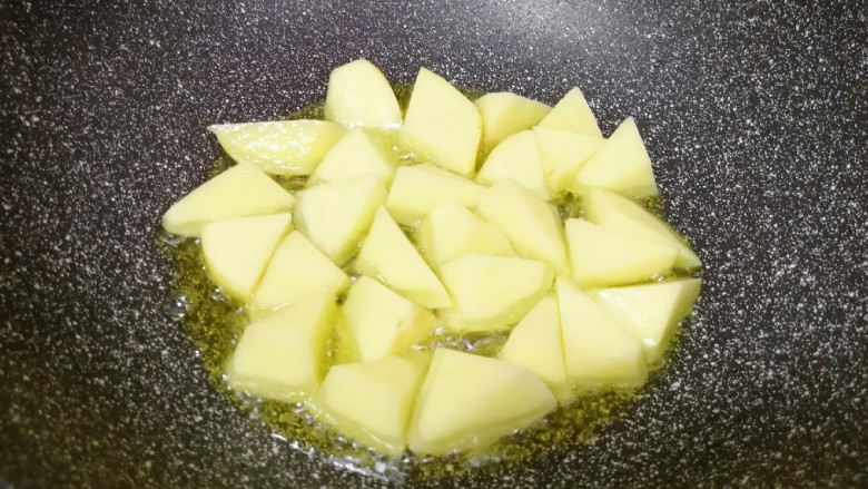 红烧土豆,泡过的土豆块用厨房用纸吸干水分,不粘锅倒入适量的食用油烧热,下入土豆块中小火煎制。