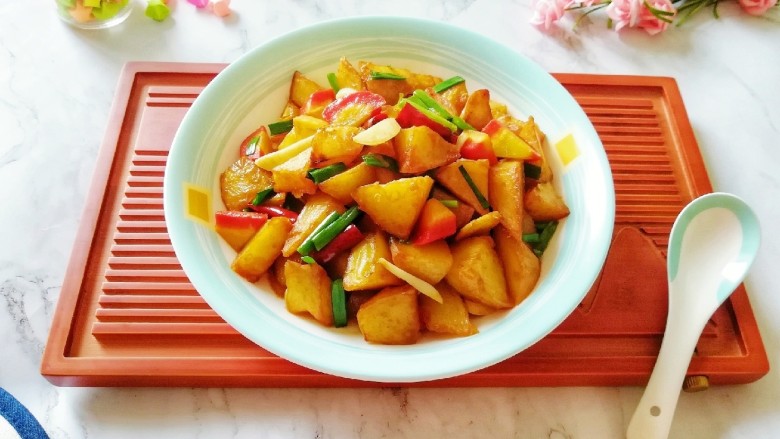 红烧土豆,装盘。