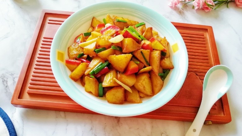 红烧土豆,小妞都等不及了!
