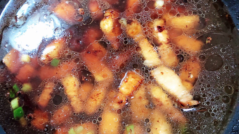 红烧土豆,加入水,煮开锅慢炖。