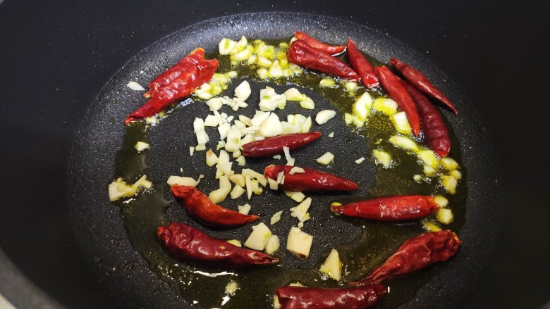 香辣肉丝,锅中加入食用油,油热后,加入蒜末和<a style='color:red;display:inline-block;' href='/shicai/ 86474'>干辣椒</a>,炒出香味